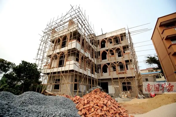 岛上建房工地随处可见。