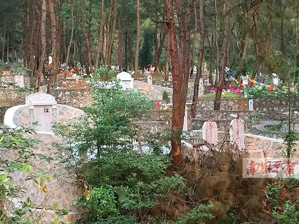 桂林要对尧山景区私坟动真格要求3天内自行拆除图