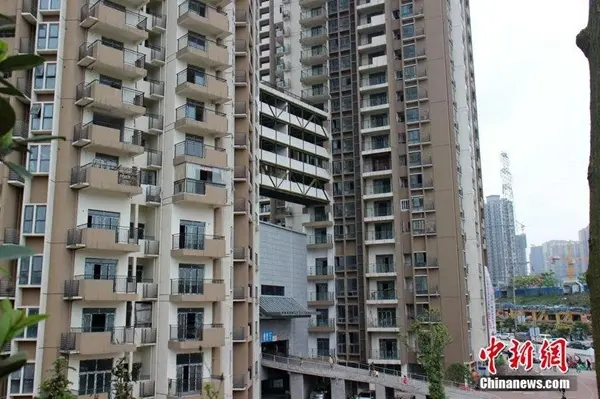 某新建的楼盘，连接两栋住宅楼的走廊部分被业主改建成了房屋