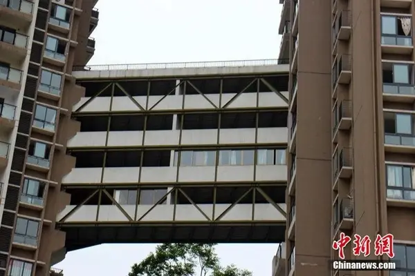 某新建的楼盘，连接两栋住宅楼的走廊部分被业主改建成了房屋
