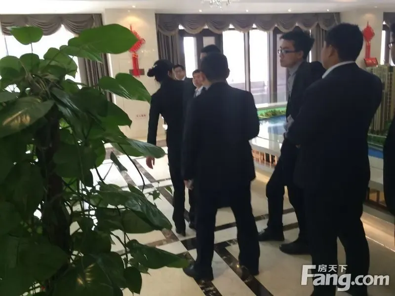 房管家房产经纪人带客户了解项目