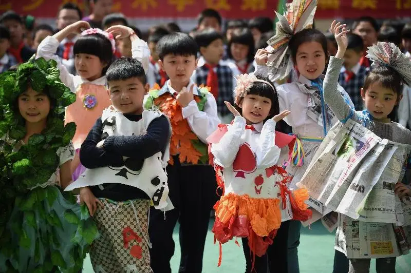 小学生环保时装秀 迎接“地球日”