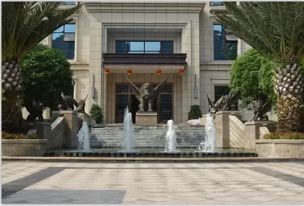 鸿通.春天江与城 一座屹立在江边的新城市