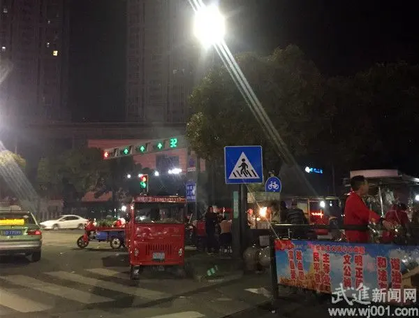 定安路常武路路口乱摆摊严重