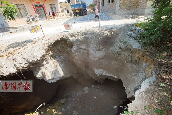 近日，玉林市新桥镇上垌村接连发生地陷，出现6个大坑，有的约10米深，村民运来上百车土石都没填满。玉林地质环境监测站判断，地陷与村民抽水灌溉有关。