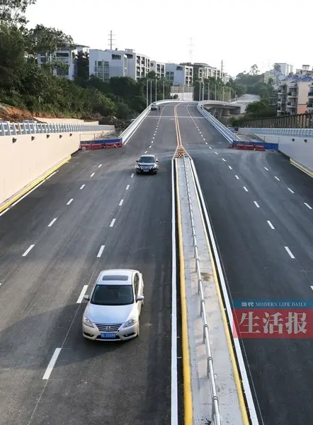 青山英华立交部分竣工通车
