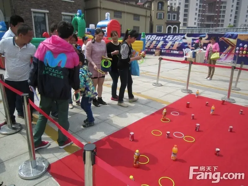 全家齐上阵,一起玩套圈