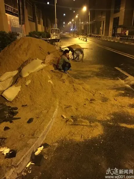 湖塘吾悦广场停车场半夜施工 水泥黄沙占道堆放