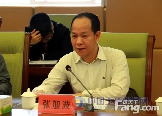 5月8日,市国土资源局局长虞彦龙一行来到我县,开展"访基层,话改革,送