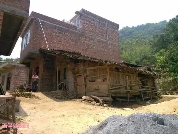 家有两栋楼 儿子却让九旬老母住马厩