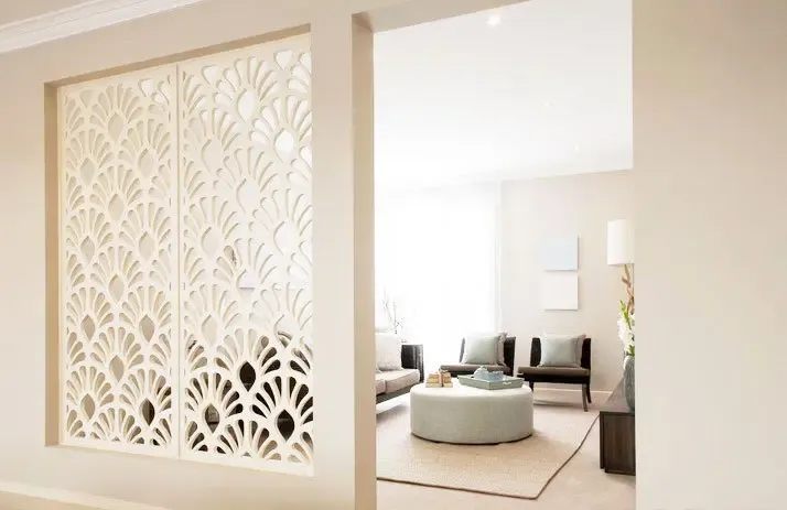 隔断是指专门作为分隔室内空间的立面,应用更加灵活,隔断,隔而不断.