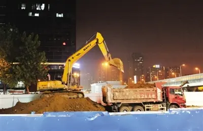 楼盘工地静悄悄 道路施工工地和夜市热闹依旧