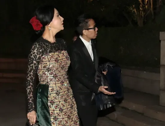 曝刘嘉玲与邓霓仪亲密同居 携女方频繁地宴客_房产资讯-兴安盟房天下