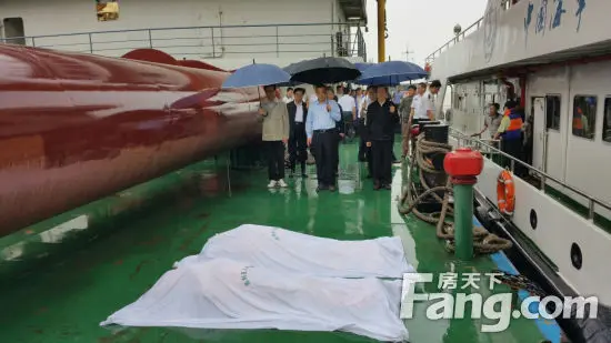 李克强冒雨为翻沉客船遇难者默哀