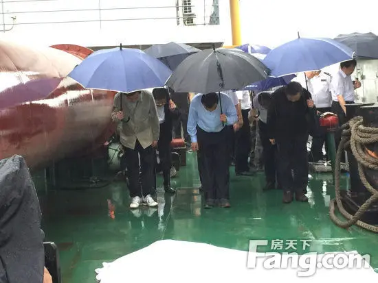 李克强冒雨为翻沉客船遇难者默哀