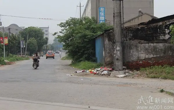 垃圾箱外的生活垃圾