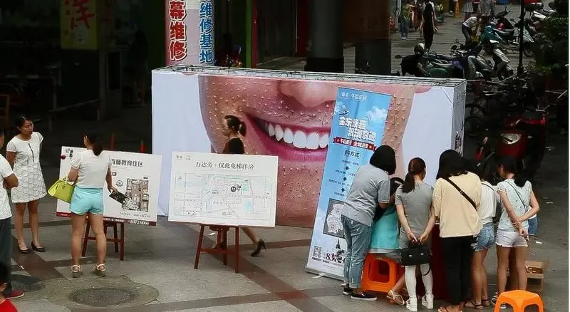 西市街玩创意大咖秀 艺境拔胡子送玫瑰