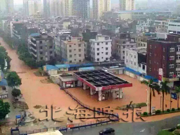 一场雨让还珠东路附近成“汪洋”。