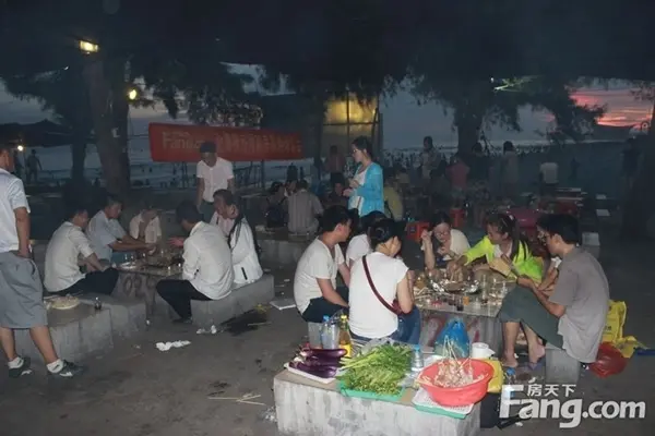 大家欢乐烧烤中