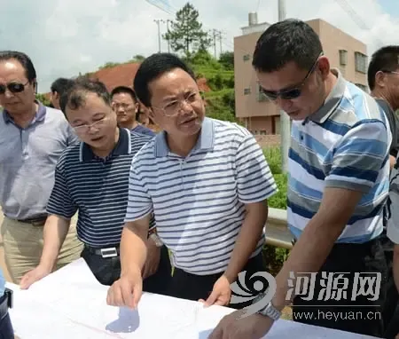 龙川县委书记韦钦强和中铁第四勘察设计院的设计团队