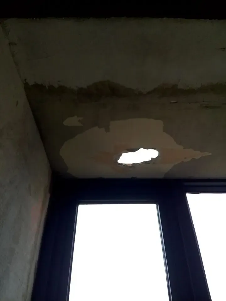 房顶一个大洞!