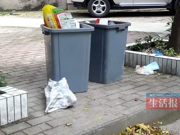 记者26日下午在新竹小区里拍到的垃圾乱扔现象