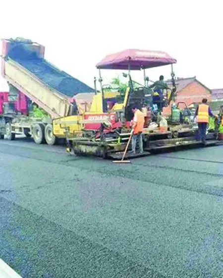 在施工人员的努力下,s321芜湖段(澛港大桥至脊岭头段)一级公路改造