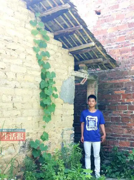 广西少年一贫如洗老家房子长杂草