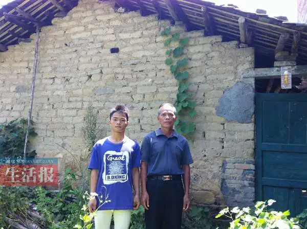 广西少年一贫如洗老家房子长杂草