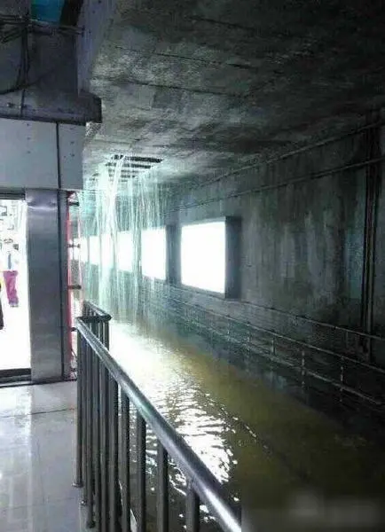 武汉暴雨启动看海模式 现龙吐水公交车变船