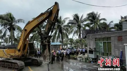 三亚市天涯区拆除三亚湾海岸带保护范围内的违法建筑