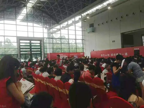 万科城内部选房现场