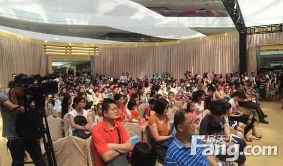 超越吉尼斯记录!越秀地产组织千名儿童造 大指印画