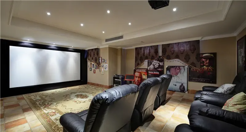 巨大的屏幕可以供多人同时观影,墙上的海报与优雅的地毯彰显了时尚与