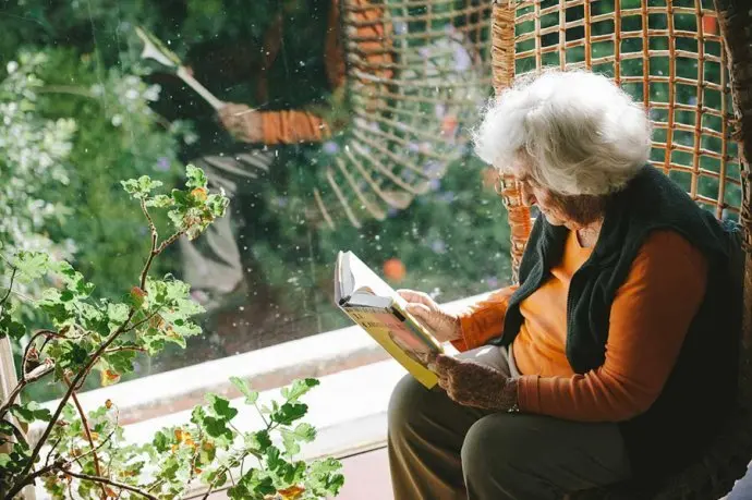 窗边安静看书的gwen,恬淡慈祥,仿佛岁月与她无关.