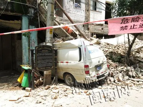 泉州中山南路3座骑楼坍塌 两辆货车被压扁