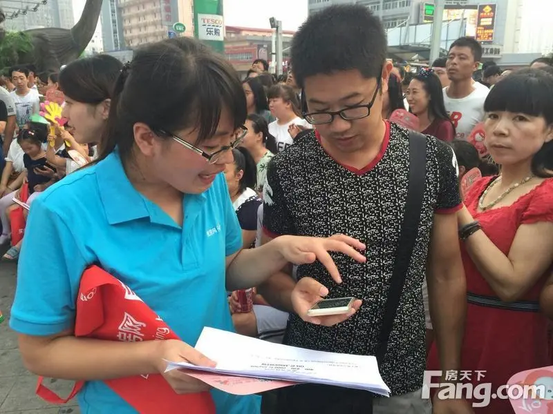 市民向房天下工作人员咨询APP使用方法