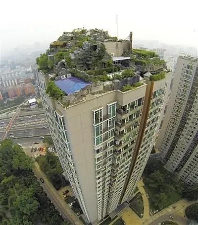 该楼为该小区的4号楼,楼高26层,该"别墅"建造者名叫张必清,家住该楼