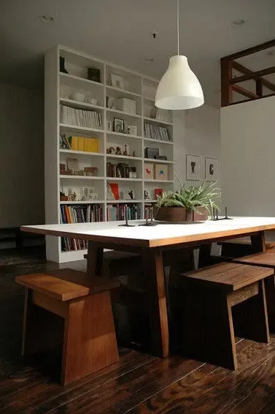 专门的餐桌; (3)小小的写字台也许并没有一张宽阔的大桌子来的舒服