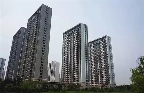 创业齐悦国际花园二期外墙铺设中