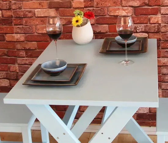 拒绝夏天变蒸笼 天花板隔热装修攻略 紧靠飘窗的餐桌摆设,再