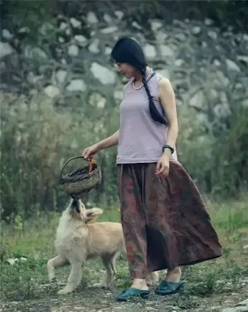 美女和爱人隐居终南山房屋简陋家居用品清新文艺