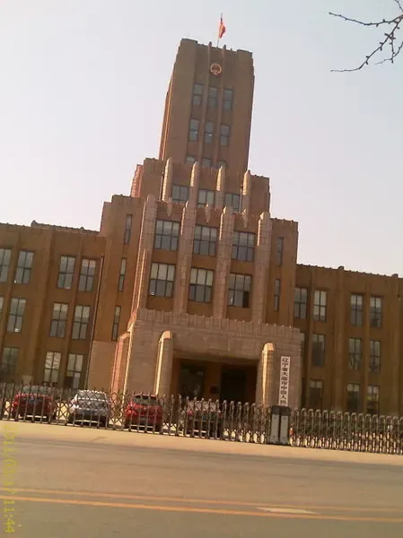 大连市中级人民法院坐落在今人民广场西侧.1930年建成.