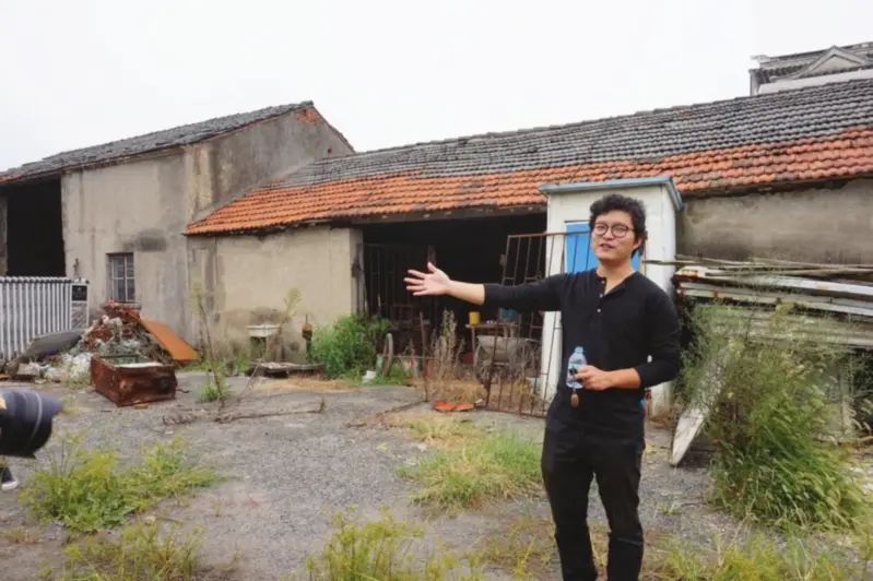 领建人王斌和他背后的旧厂房