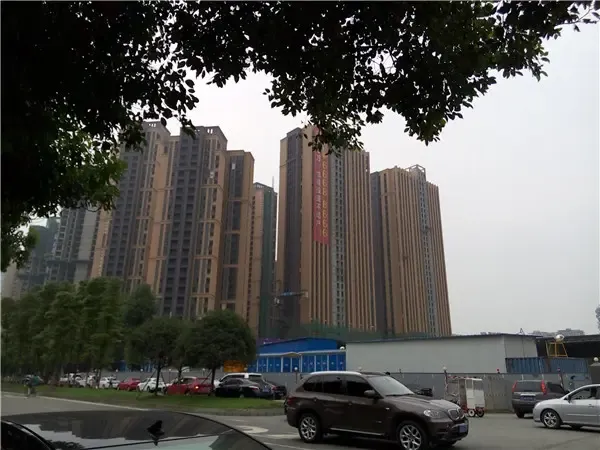 自带商业的湟普国际湟座,在建中,商场与 站无缝对接