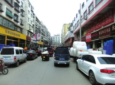 马路两边停满了车辆