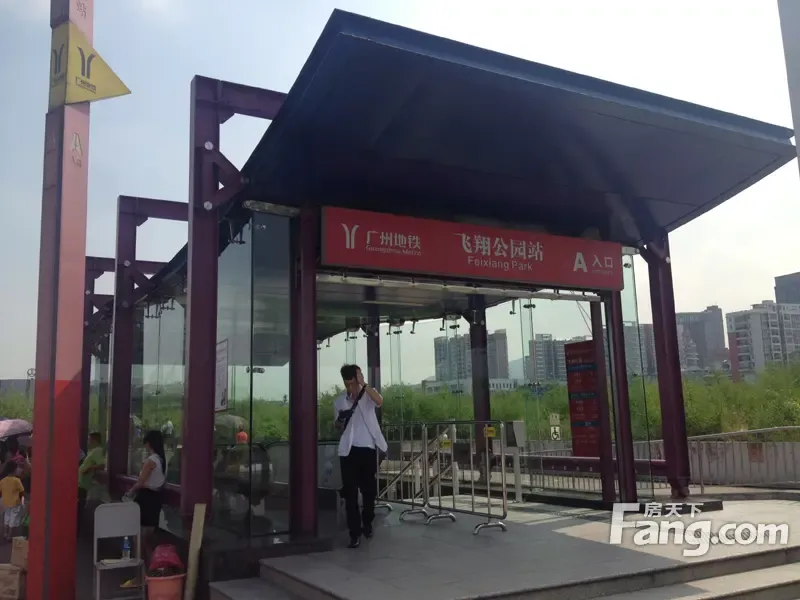 万科峯境毗邻地铁2号线飞翔公园站和正在规划建设的地铁12号线的柯子