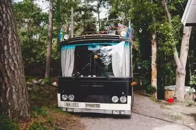 森林里的巴士旅馆这日子过的太有心了