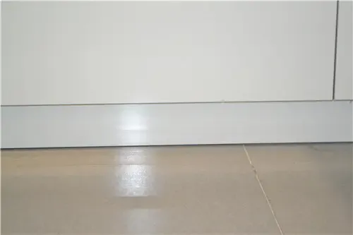 亚克力踢脚线,不仅具有耐磨,耐压,耐高温,抗腐蚀,耐老化等特点,且与