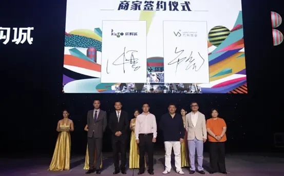米在线咨询下午两点,发布会正式开始,湖北卫视著名主持人段建海亲临